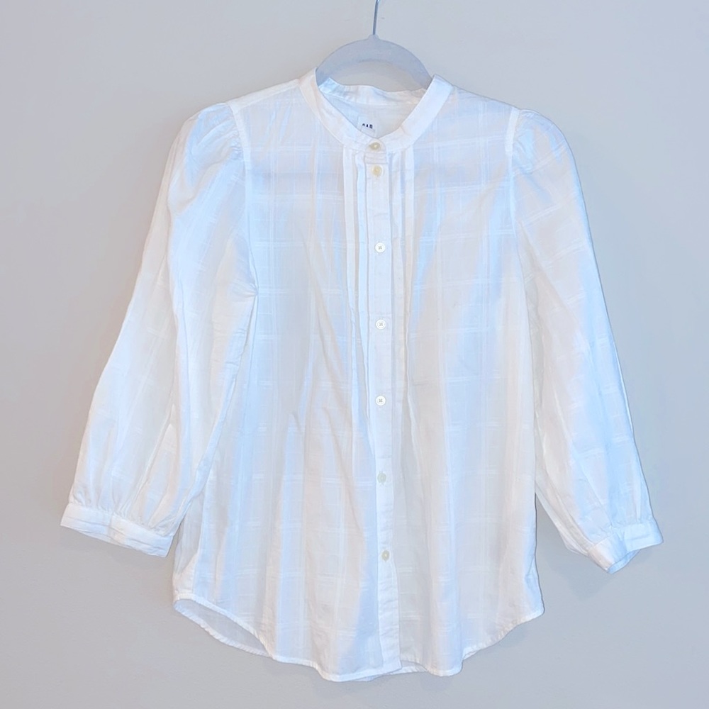 White gap shirt